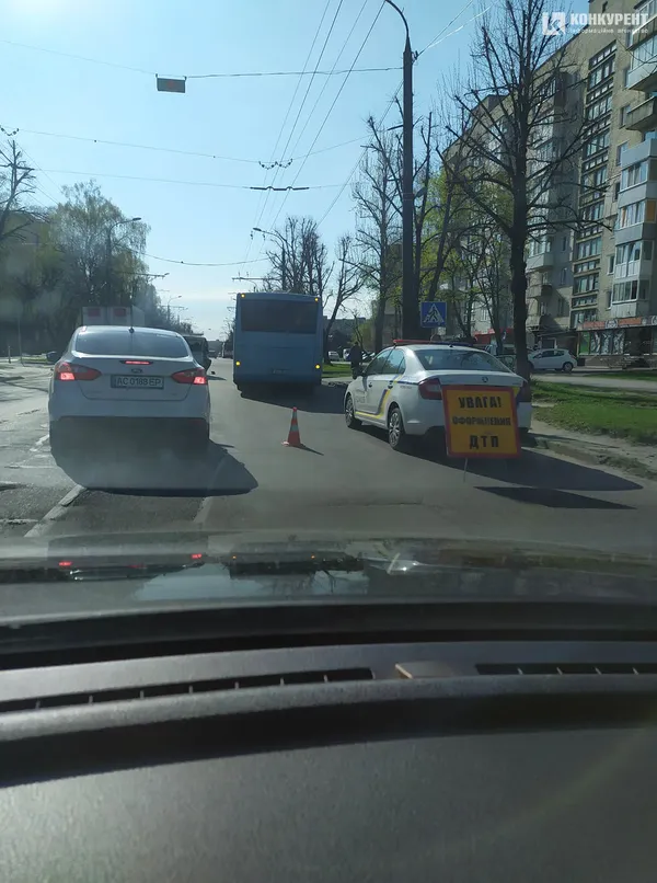 ДТП на проспекті Молоді у Луцьку: зіткнулися автобус і бус (фото, відео)