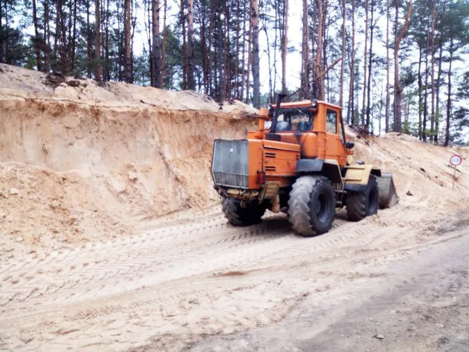 На Маневиччині нелегальні видобувачі піску зруйнували відкоси дороги (фото)