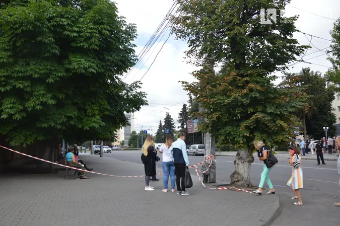 Захоплення заручників у центрі Луцька: що відбувається на місці (ФОТО)