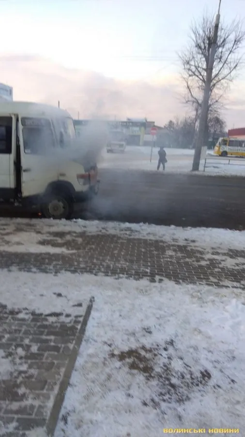 У Луцьку загорілася маршрутка, яка перевозила людей (фото)