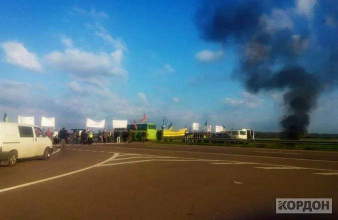 Активісти продовжують блокувати міжнародну трасу: палять шини