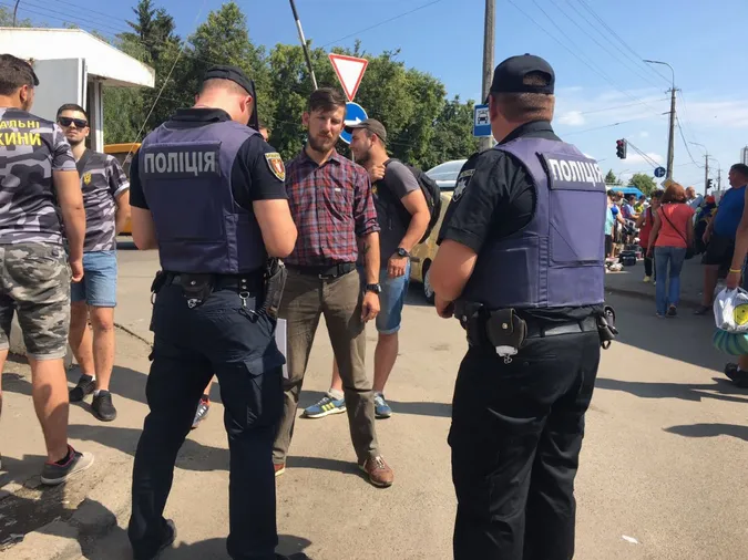 «Нацдружини» «штурмували» парковку біля Старого ринку у Луцьку (фото)