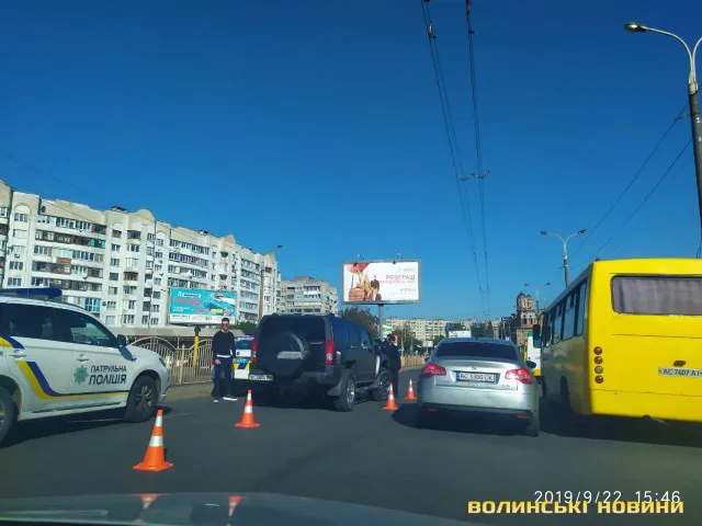 У Луцьку 19-річний водій «Хаммера» протаранив авто патрульних (фото)