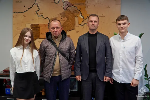 З полону – додому: у Володимирі привітали звільненого захисника Володимира Маначинського (фото)