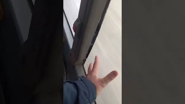 Пасажири їдуть на протязі: у вікні луцького автобуса ходить ходором скло (фото, відео)