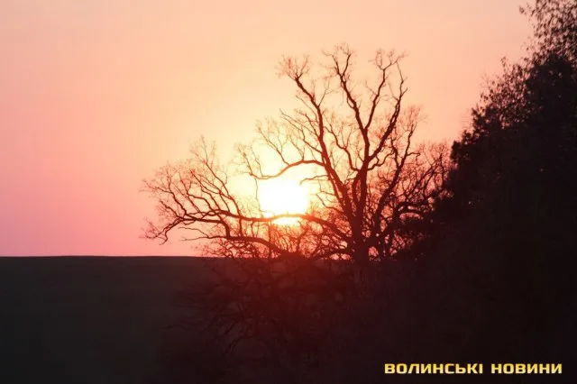 Якою на Волині побачили Суперповню або Рожевий Місяць (фото)