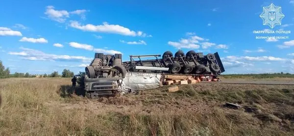 З'їхала в кювет і перекинулася: на волинській трасі фура наїхала на камінь (фото)