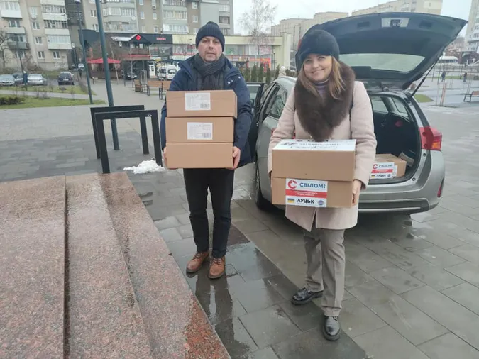 У Луцьку батькам дітей роздають допомогу від американських благодійників (фото, відео)