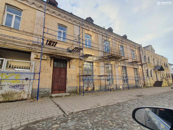 У Луцьку на будівлі Прайзлерів поспіхом облаштовують риштування (фото)