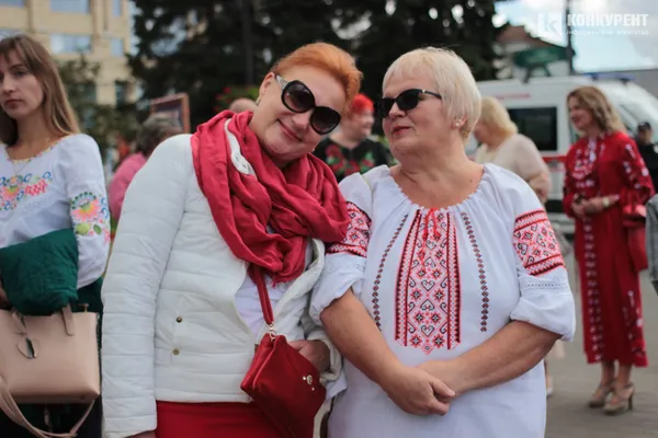 Квіти і класична музика: у центрі Луцька почали святкування Дня міста (фото)