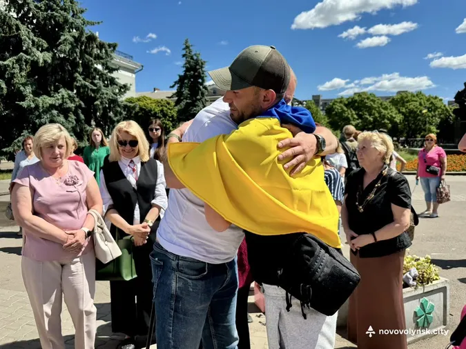 Сльози щастя та слова вдячності: у Нововолинську зустріли звільненого з полону Юрія Верхося (фото)
