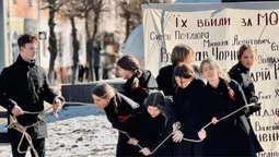 Зв'язані руки та скотч на вустах: на Волині діти провели перформанс (фото)