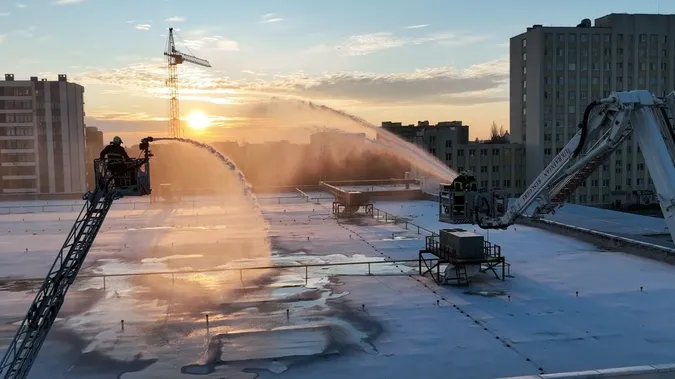 Пожежні машини і «швидка»: що сталося в «Новій Лінії» у Луцьку (фото)