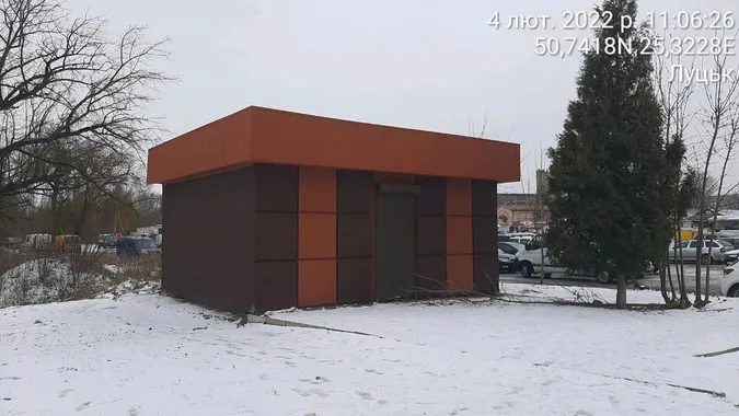 Білборди, кіоски та сходи: де в Луцьку демонтують тимчасові споруди (фото)