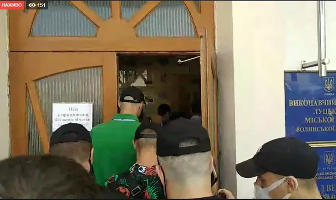 Біля Луцькради вкотре зібралися підприємці Центрального ринку (фото, пряма трансляція)