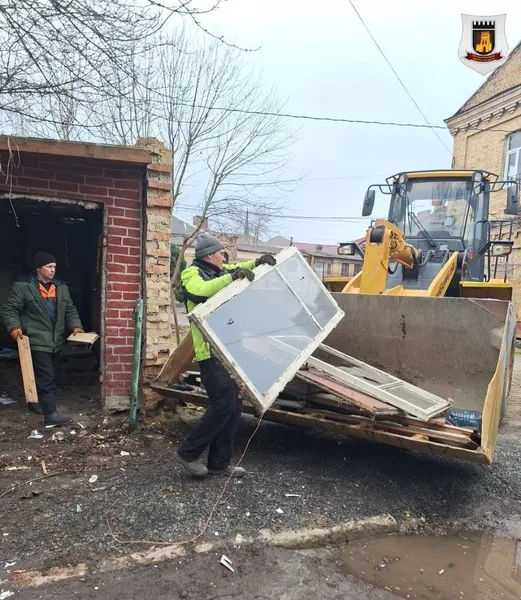 У Луцьку муніципали розвалили нічийну халупу в Старому місті (фото)