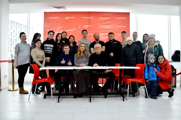 У «Промені» Сумська і Паперний роздавали автографи та робили селфі (фото)