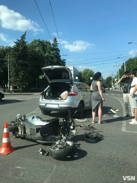 У центрі Луцька легковик збив мотоцикліста (фото)