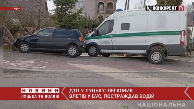 У Луцьку легковик врізався в бус: постраждав водій (фото, відео)