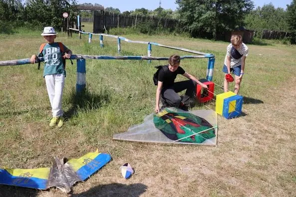 Біля Луцька в небо запускали повітряних зміїв (фото)