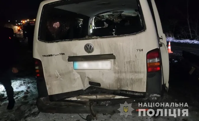 На Волині Pajero протаранив бус: травмовані вісім осіб, з них троє – діти (фото, відео)
