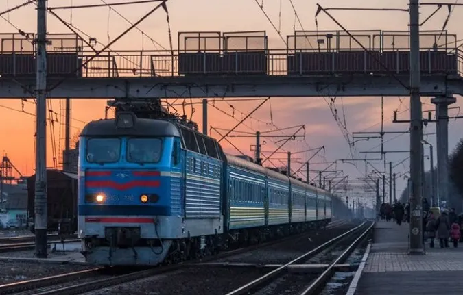 Укрзалізниця відновлює рух потягів з більшості закритих станцій