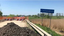 Тимчасовий міст на трасі «Львів-Луцьк» викликає обурення у людей (фото)