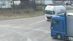 У Луцьку через горе-водія ледве не зіткнулися дві вантажівки (відео)