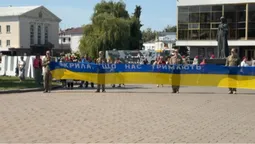 «Час не лікує»: у Луцьку вшанували полеглих захисників 40-метровим прапором пам’яті (фото)