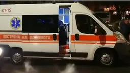 У центрі Луцька на переході водій наїхав на маму з дитиною (відео)