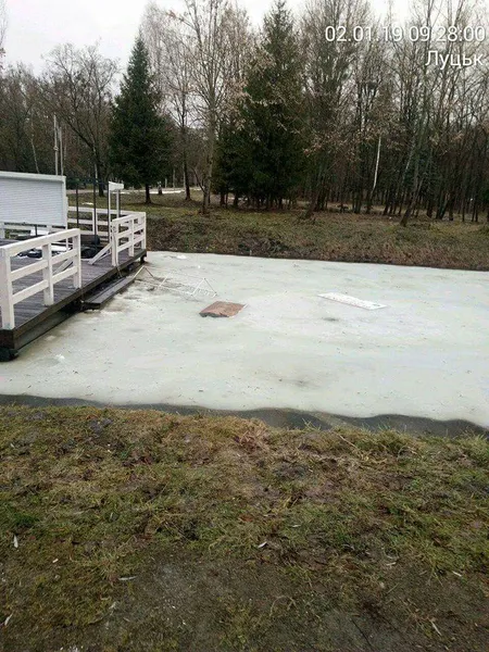 У луцькому парку бетонні смітники повикидали в канаву (фото)