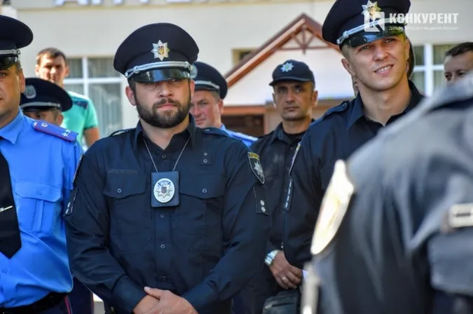 Луцьким копам заборонили носити яскраві торби