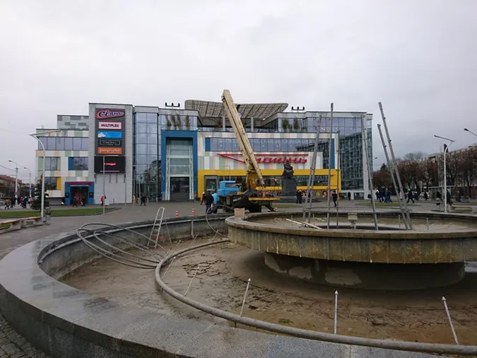 Біля луцького «Променя» монтують новорічну ялинку (фото)