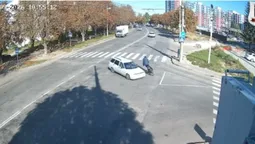 ВАЗ протаранив велосипедиста на перехресті у Луцьку: момент ДТП потрапив на камеру (відео)