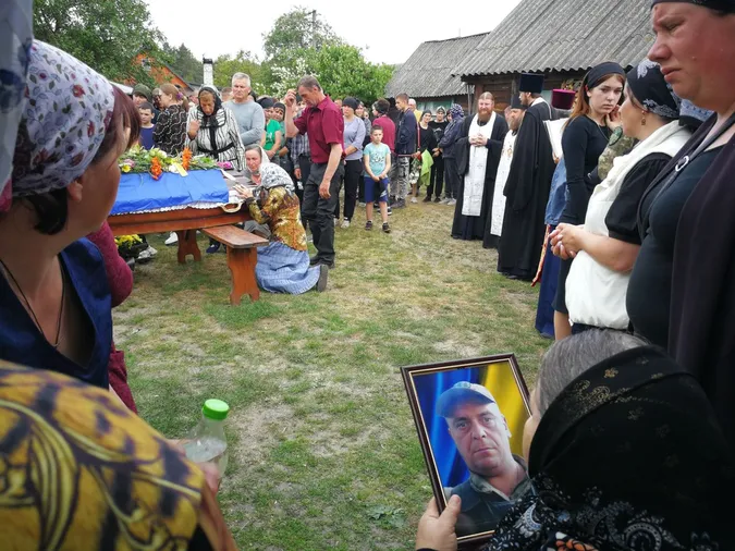 Громада зустріла навколішки: на Волині прощалися з Героєм Олексієм Омельчуком