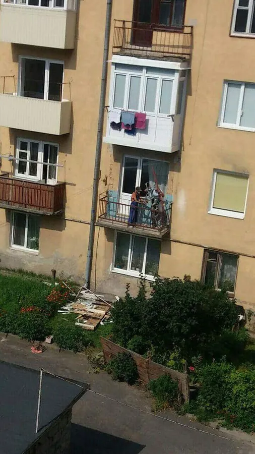 Замінював вікна і двері: лучанина оштрафували за купу сміття (фото)