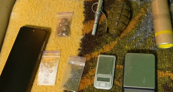 Граната, ракети, наркотики: у Луцьку затримали небезпечного злочинця (фото, відео)