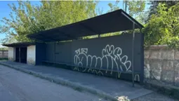 Не вистачало гусениці: новеньку зупинку у Нововолинську «вдосконалили» вандали (фото)
