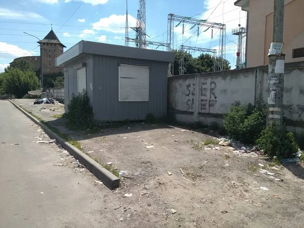 Свинство на фоні замку: біля ринку в Луцьку – гори сміття (фото)