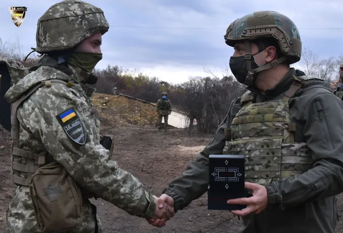 Зеленський подарував годинники волинським військовим у зоні ООС (фото)