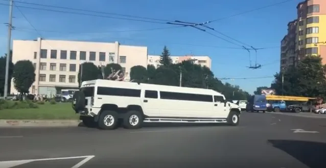 Музика і танці: Луцьком промчав лімузин із випускниками (відео)