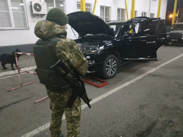 Українські прикордонники «скрутили» дипломата, який віз валізи з цигарками (відео)