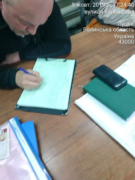 Луцькі муніципали змусили будівельників поприбирати бруд з дороги (фото)