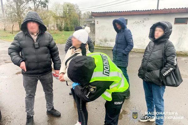 Збувала наркотики посеред білого дня: на Рівненщині затримали жінку з канабісом (фото)