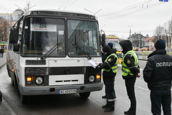 У Луцьку перевіряли, де зупиняється приміський і міський транспорт (фото)