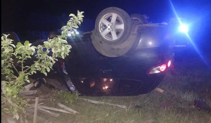 На Волині водій на «євробляхах» врізався в паркан і перекинувся на дах