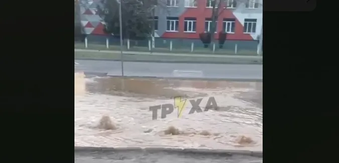 У Луцьку з-під землі б'є фонтан: частина вулиць без води (відео)