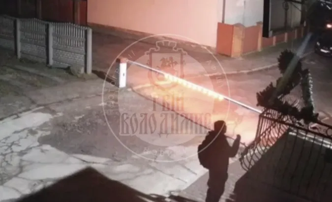 У Володимирі в новорічну ніч вкрали декор з магазину (відео)