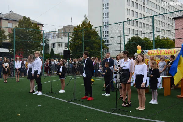 Квіти, вітання та першачки: у луцькій школі №9 пролунав перший дзвоник (фото)
