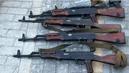 Прикидалися правоохоронцями: у Києві затримали торговців зброєю (фото)